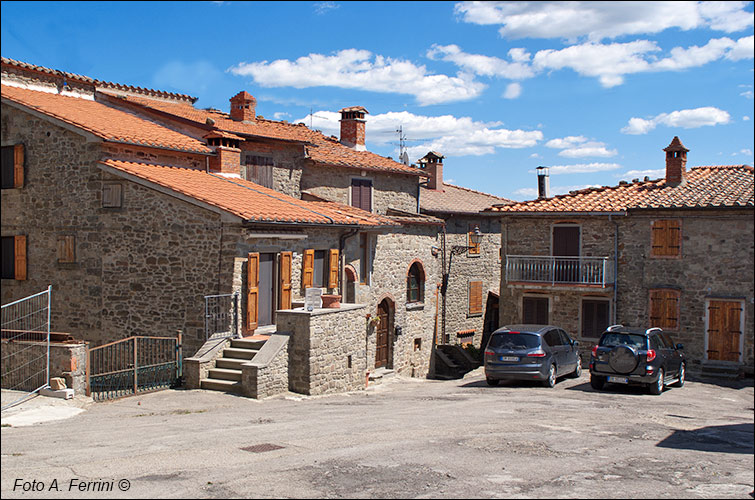 Piazza della chiesa a Pontenano